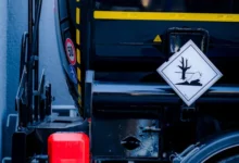 Ciężarówka z oznakowaniem przewozu towarów niebezpiecznych